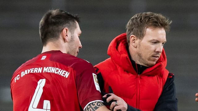 Bayerns Trainer Julian Nagelsmann (r) und Niklas Süle.