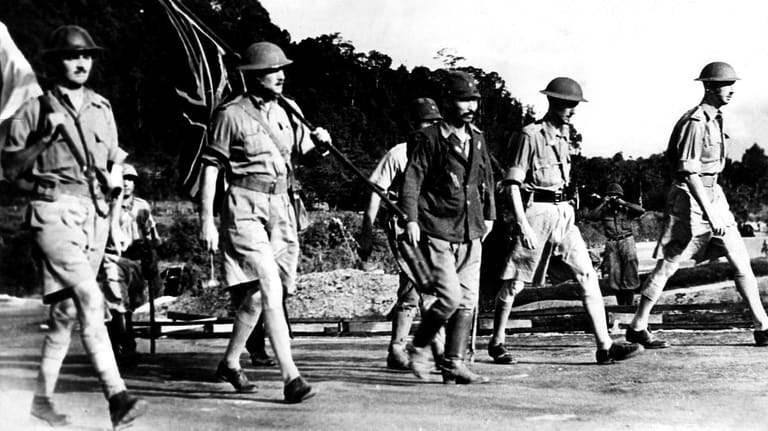 Singapur Mitte Februar 1942: Die britische Delegation auf dem Weg zu den Kapitulationsverhandlungen.