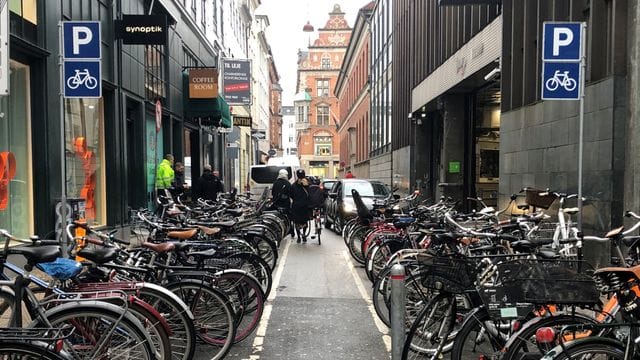 Auch in Kopenhagen gibt es noch ganz klassische Parkhäuser für Autos - direkt daneben ein Fahrradparkplatz. Auch in Kopenhagen gibt es noch ganz klassische Parkhäuser für Autos - direkt daneben ein Fahrradparkplatz.