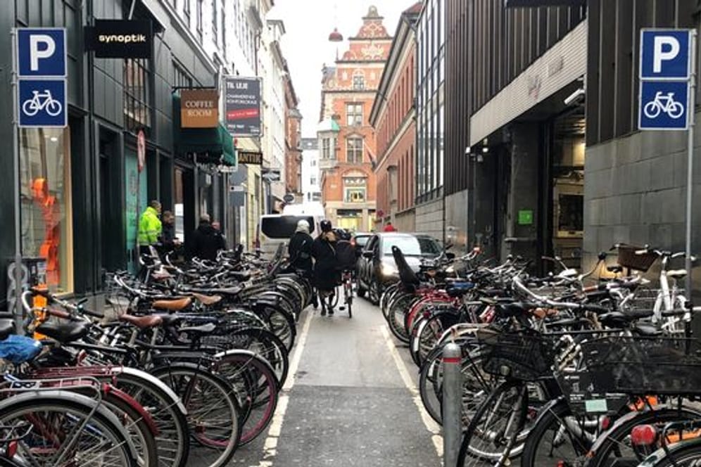 Auch in Kopenhagen gibt es noch ganz klassische Parkhäuser für Autos - direkt daneben ein Fahrradparkplatz.
