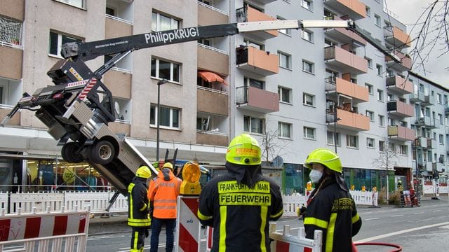 Kran kippt in Frankfurt um