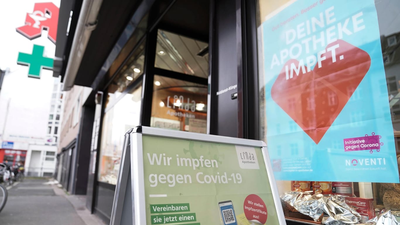 Schilder weisen darauf hin, dass die Apotheke impft (Symbolbild): In Bremen beteiligen sich bisher nur wenige Apotheken.