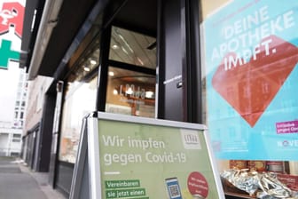 Schilder weisen darauf hin, dass die Apotheke impft (Symbolbild): In Bremen beteiligen sich bisher nur wenige Apotheken.