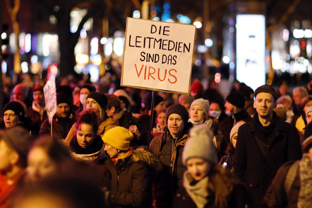 Corona-Protest in Köln am Montag: Diese Demonstration wurde angemeldet - oftmals aber laufen sogenannte Spaziergänge ohne Anmeldung.