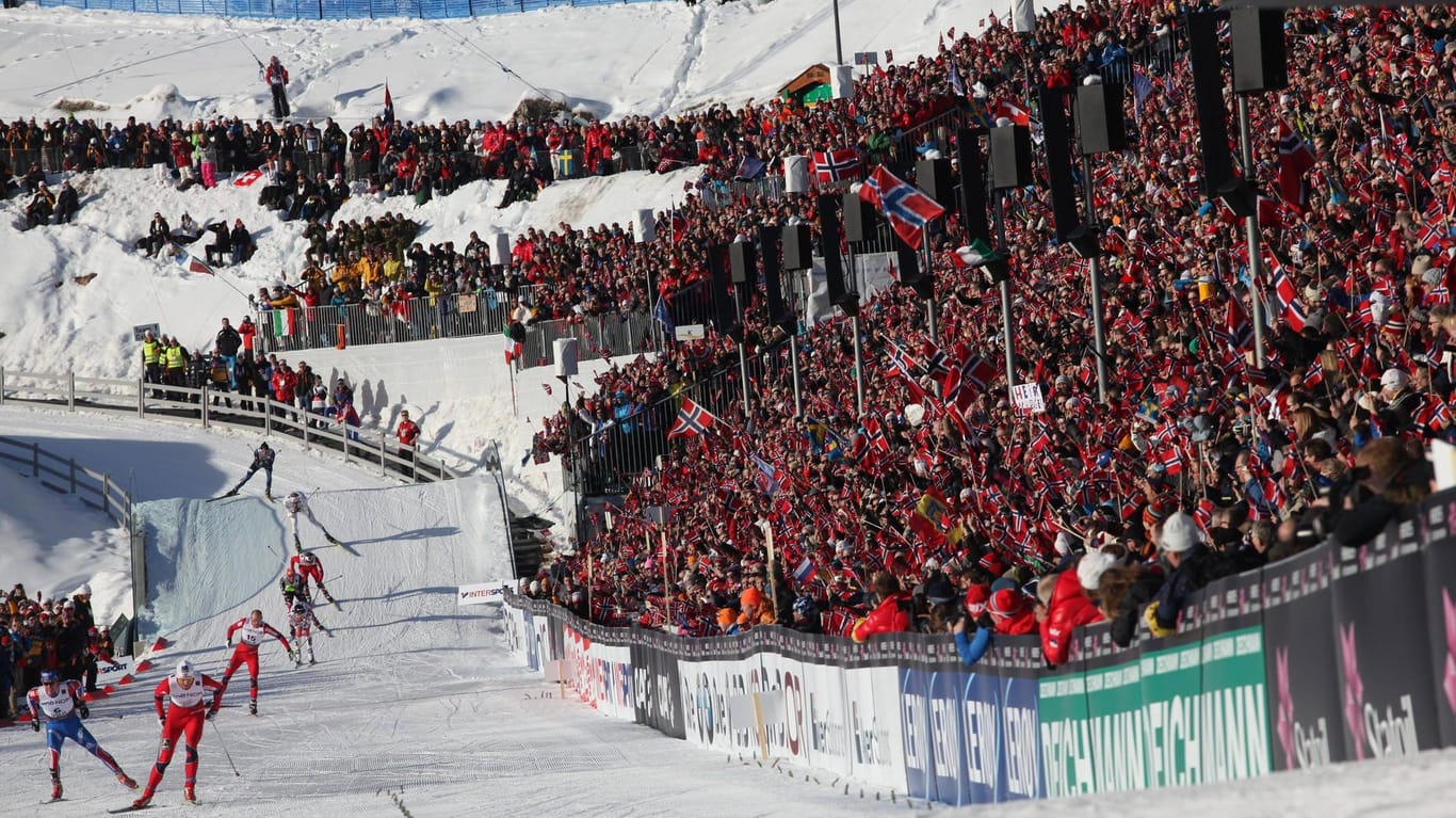 Die Nordische Ski-WM am Holmenkollen: Zahlreiche Fans jubeln den Sportlern zu.
