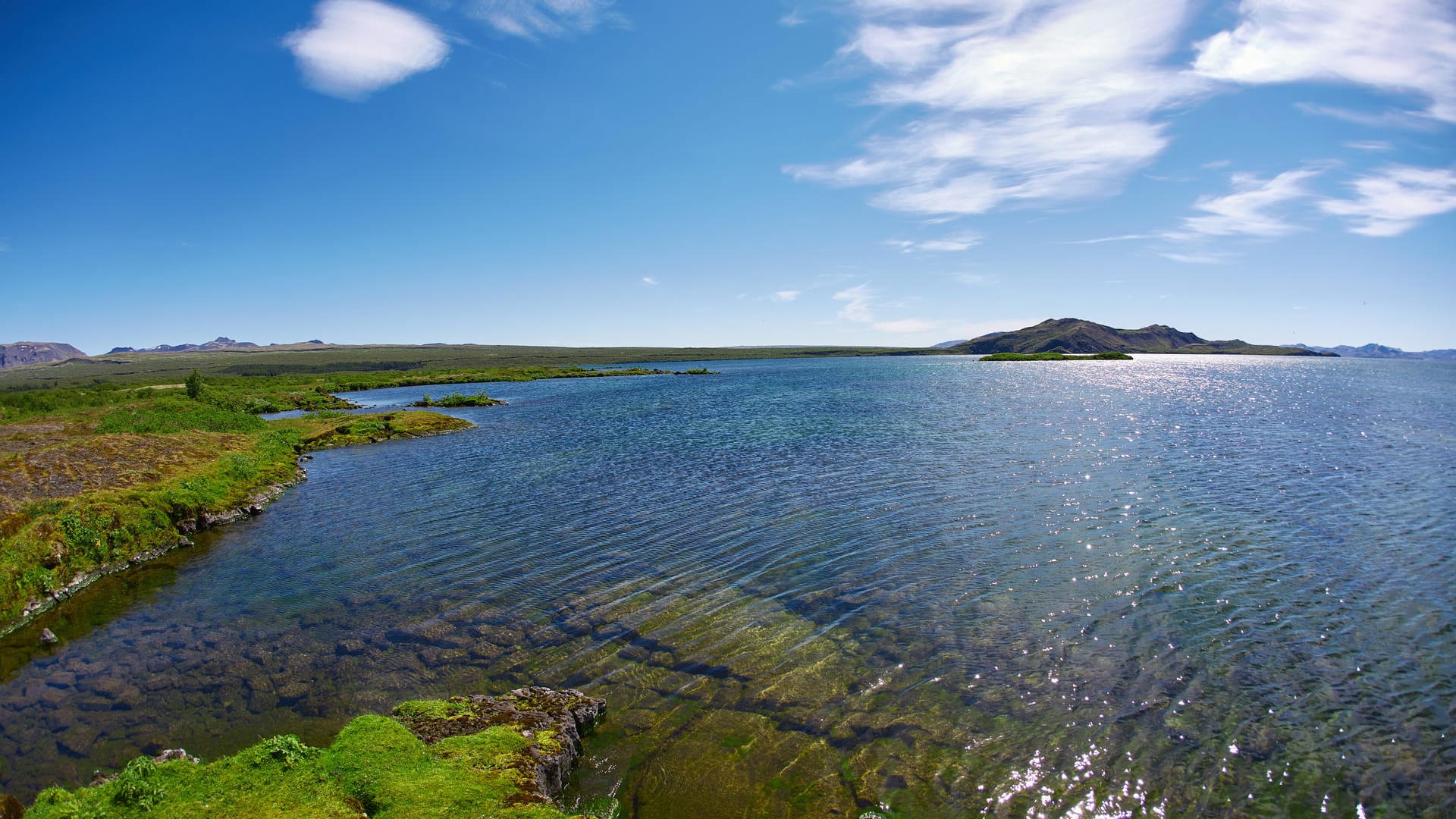 See Thingvallavatn: In Island stürzte ein Kleinflugzeug ab. See Thingvallavatn: In Island stürzte ein Kleinflugzeug ab.