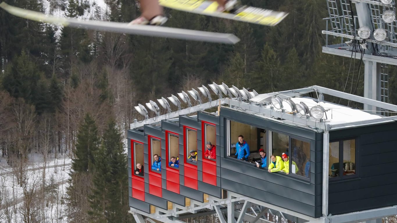 Der Turm der Sprungrichter an der Skiflugschanze in Oberstdorf: Die Wertungsrichter mussten immer ganz genau bei weiter Entfernung hinsehen.