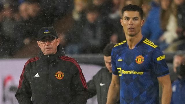 Ralf Rangnick (l) steht an der Seitenlinie, während Cristiano Ronaldo sich auf seinen Einsatz vorbereitet. Ralf Rangnick (l) steht an der Seitenlinie, während Cristiano Ronaldo sich auf seinen Einsatz vorbereitet.