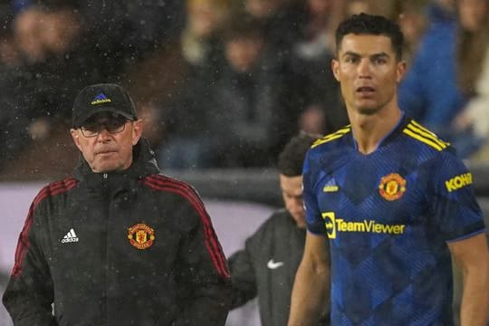 Ralf Rangnick (l) steht an der Seitenlinie, während Cristiano Ronaldo sich auf seinen Einsatz vorbereitet.