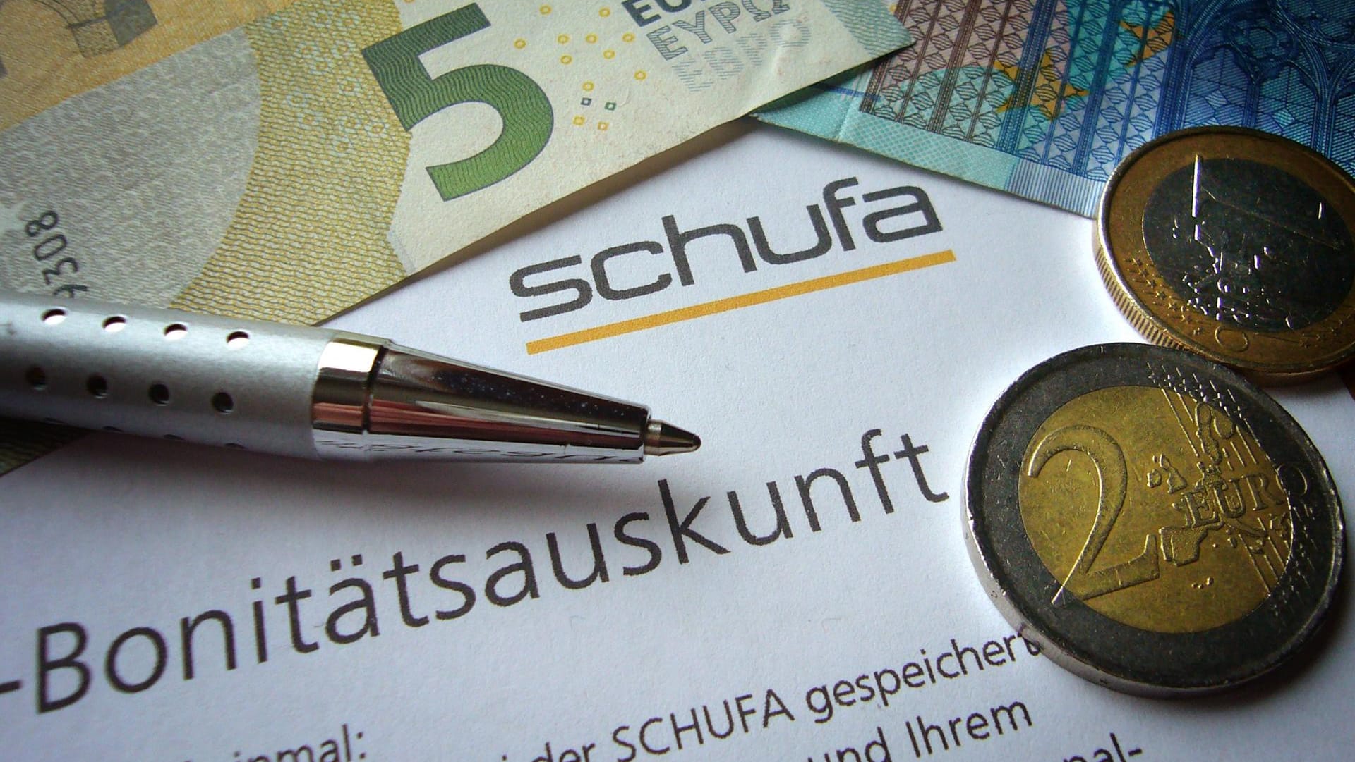 Schufa-Formular (Symbolbild): Die Schufa ist Deutschlands größte Wirtschaftsauskunftei.