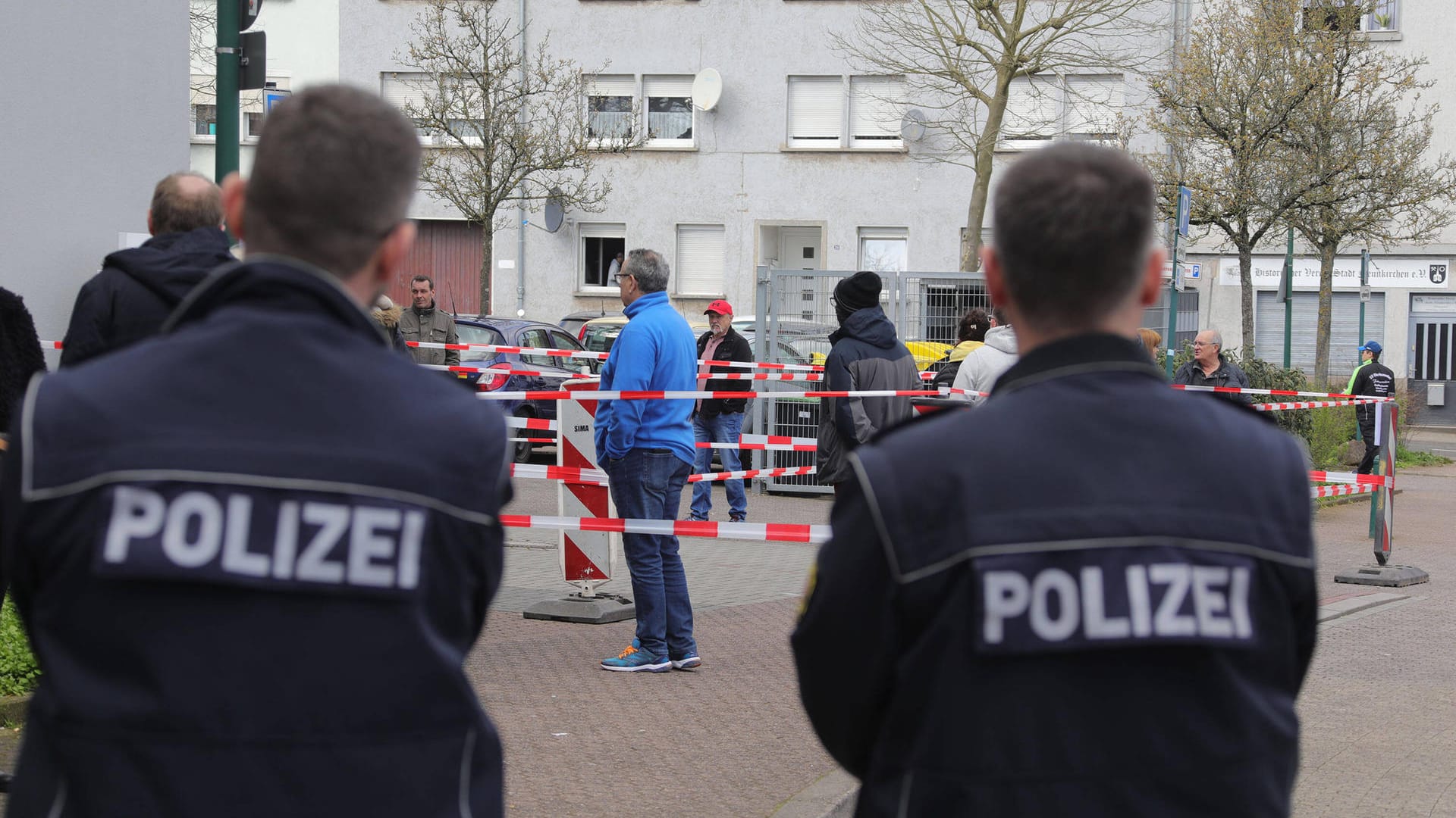 Die Polizei vor einem Testzentrum (Archivbild): Der Teststellen-Betreiber war im Rahmen anderer Ermittlungen aufgefallen. Die Polizei vor einem Testzentrum (Archivbild): Der Teststellen-Betreiber war im Rahmen anderer Ermittlungen aufgefallen.