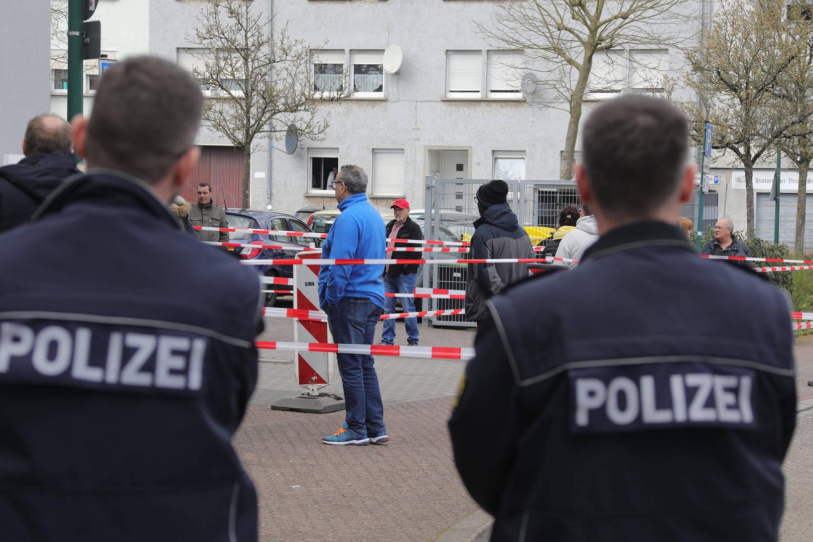 Die Polizei vor einem Testzentrum (Archivbild): Der Teststellen-Betreiber war im Rahmen anderer Ermittlungen aufgefallen.