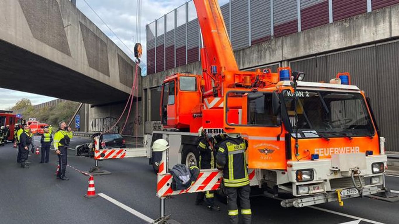 Betonteil stürzt auf Autobahn auf Wagen