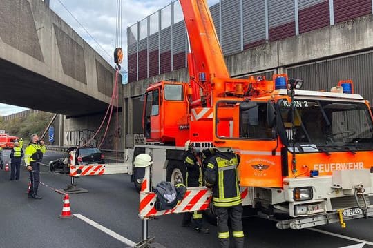 Betonteil stürzt auf Autobahn auf Wagen