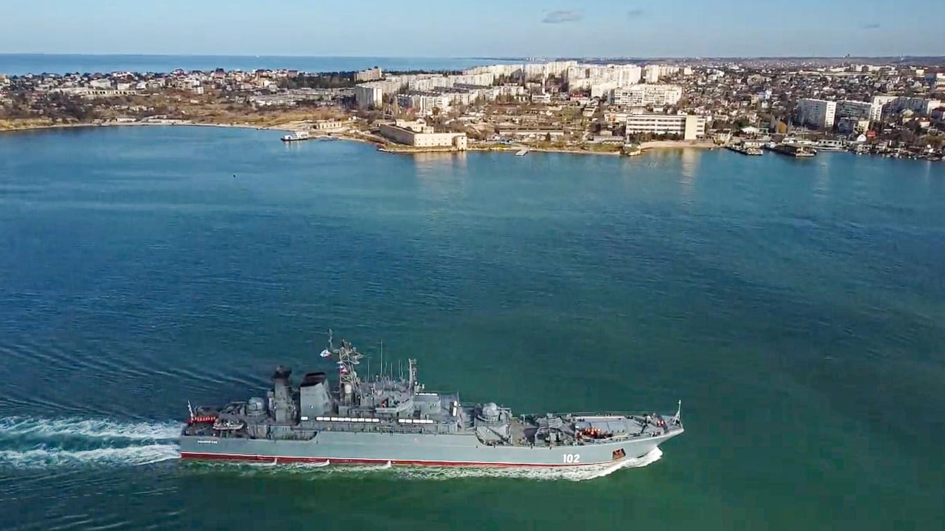 Das amphibische Angriffsschiff "Kaliningrad" der russischen Marine läuft in den Hafen von Sewastopol auf der Krim ein: Parallel zu den Militärmanövern in Belarus ließ Russland Kriegsschiffe im Schwarzen Meer üben.