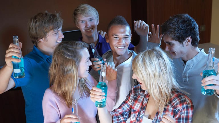 Teenager feiern ausgelassen mit Alkohol: Geht es nach dem Drogenbeauftragten, sollten nur Erwachsene Alkohol kaufen dürfen.