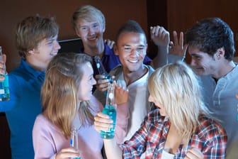 Teenager feiern ausgelassen mit Alkohol: Geht es nach dem Drogenbeauftragten, sollten nur Erwachsene Alkohol kaufen dürfen.