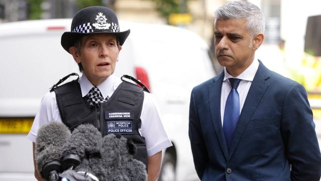 Londons Polizeichefin Cressida Dick (l) steht neben Londons Bürgermeister Sadiq Khan.