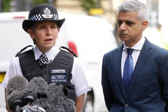 Londons Polizeichefin Cressida Dick (l) steht neben Londons Bürgermeister Sadiq Khan.