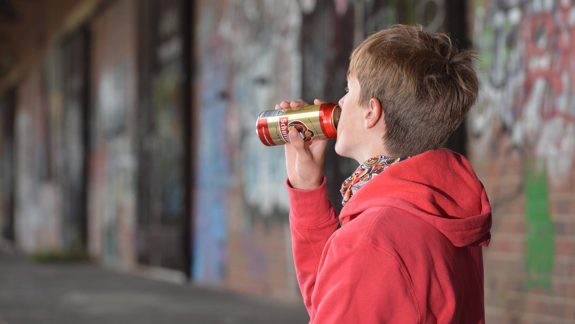 Dass 16-Jährige bald wählen dürfen, sie aber keinen Alkohol verkauft bekommen sollen, finden viele t-online-Leser widersprüchlich.