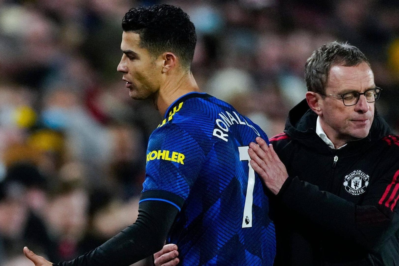 ManUnited-Coach Ralf Rangnick (r.) erwartet mehr von seinem Superstar Cristiano Ronaldo.