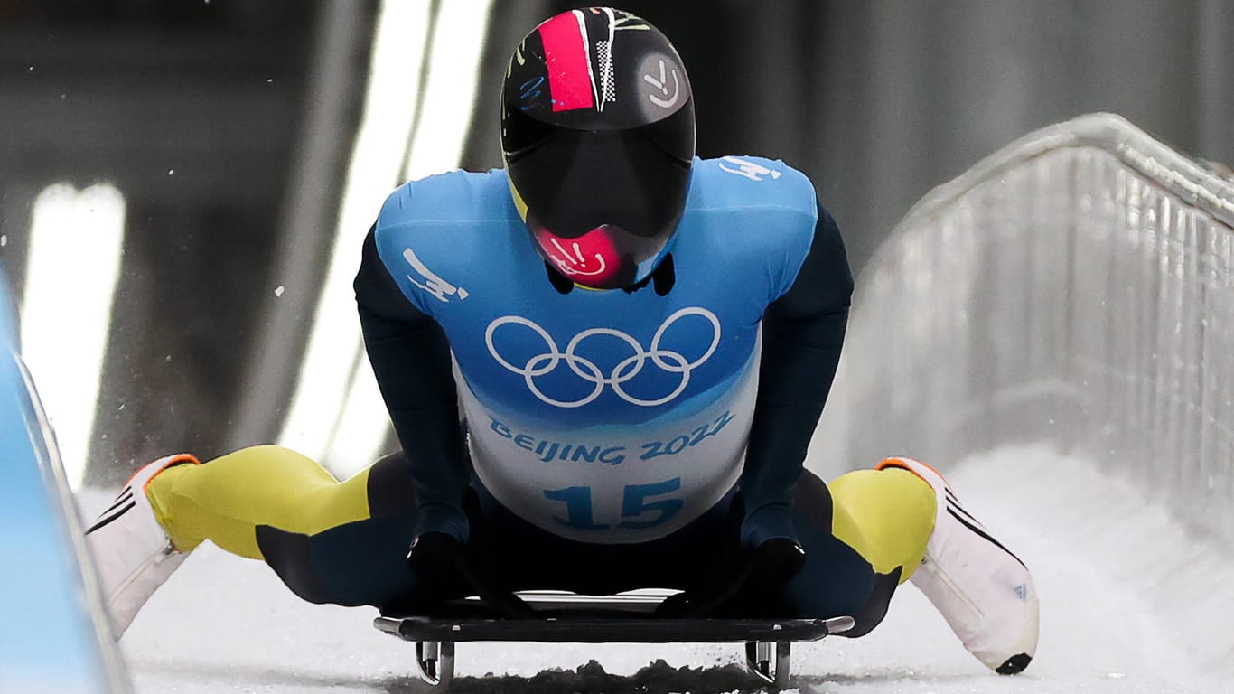 Wladislaw Heraskewitsch bei seinem Lauf am Freitag im olympischen Eiskanal in Peking. Später sendete er eine politische Botschaft in die Welt.