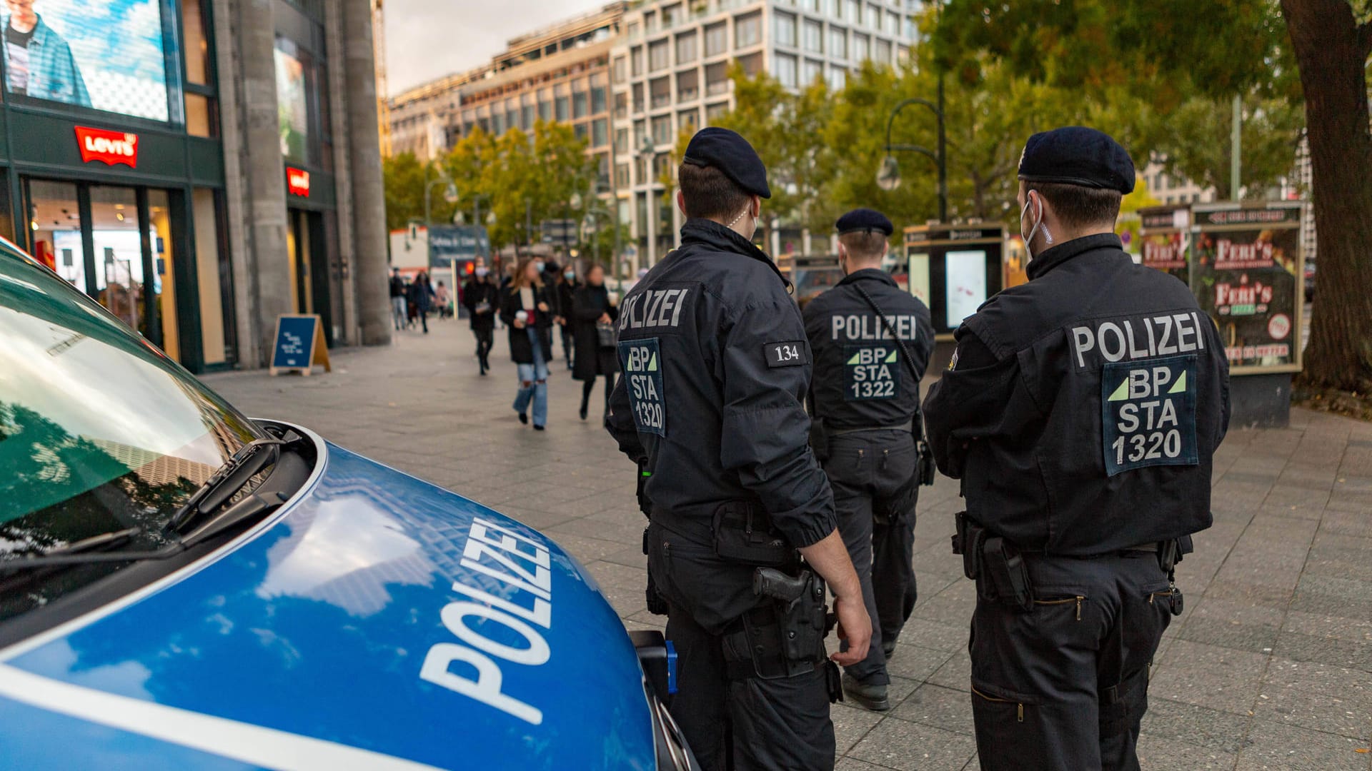 Polizei am Kurfürstendamm (Archivbild): Der Staatsschutz ermittelt in dem Fall. Polizei am Kurfürstendamm (Archivbild): Der Staatsschutz ermittelt in dem Fall.