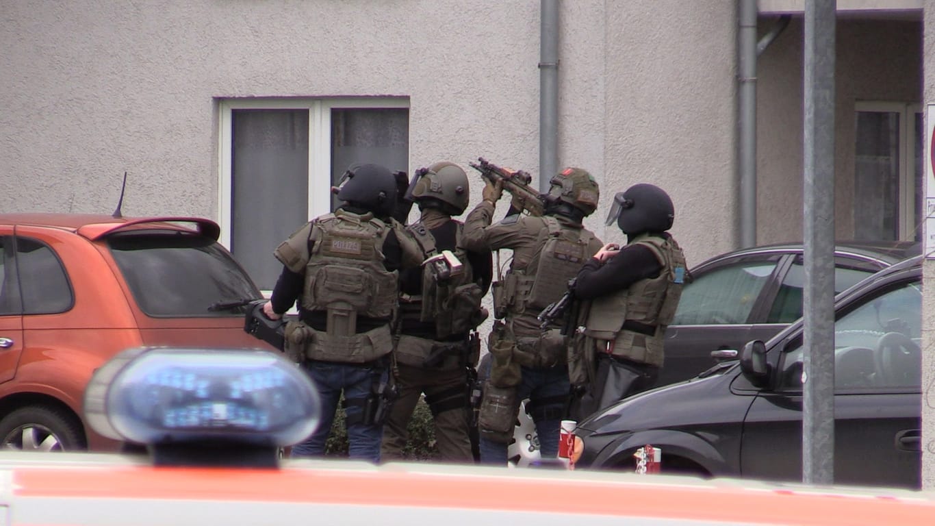 Das SEK am Einsatzort: Die Polizei konnte eine Person festnehmen.