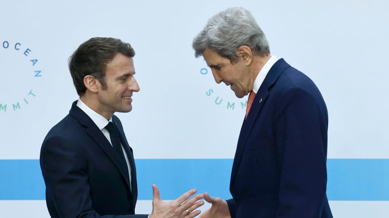 Der französische Präsident Emmanuel Macron und John Kerry, Klimabeauftragter der USA, beim One Ocean Summit: Bei den Gesprächen an der französischen Atlantikküste versuchen die Staats- und Regierungschefs, die Weltmeere zu retten.