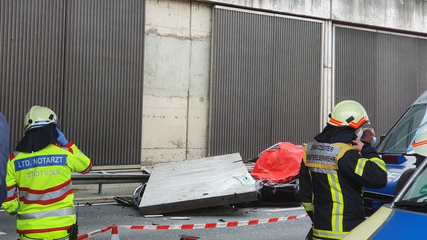 Lärmschutzwände an der Autobahn 3 nahe Köln-Dellbrück: Vor mehr als einem Jahr kam eine Autofahrerin wegen eines herabstürzenden Betonelements ums Leben. Nun gibt es 15 Verdächtige.