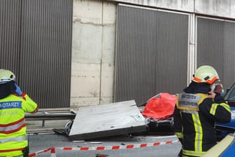 Lärmschutzwände an der Autobahn 3 nahe Köln-Dellbrück: Vor mehr als einem Jahr kam eine Autofahrerin wegen eines herabstürzenden Betonelements ums Leben. Nun gibt es 15 Verdächtige.