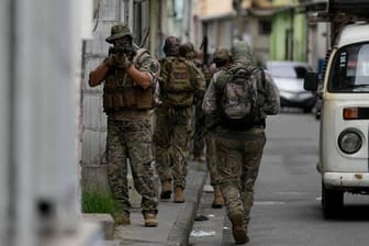 Ein Militärpolizist der Spezialeinheiten richtet seine Waffe während eines Einsatzes gegen mutmaßliche Drogenhändler in der Favela Vila Cruzeiro in Rio de Janeiro.