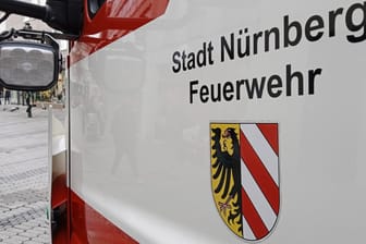 Ein Einsatzfahrzeug der Nürnberger Feuerwehr (Archivbild): Am Tag des Notrufs berichtet die Feuerwehr auf sozialen Medien von ihrer Arbeit.