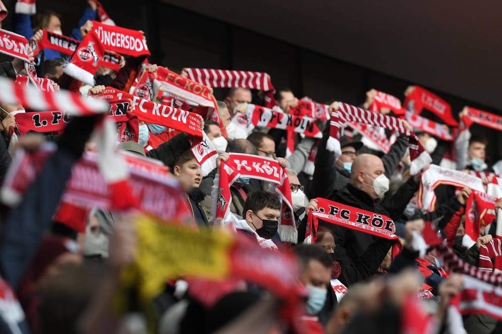 Fans des 1. FC Köln im Stadion (Archivbild): Bald soll das RheinEnergieStadion wieder 25.000 Zuschauer fassen.
