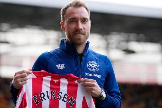Brentfords dänischer Neuzugang Christian Eriksen hält bei seiner offiziellen Präsentation sein Trikot in den Händen.