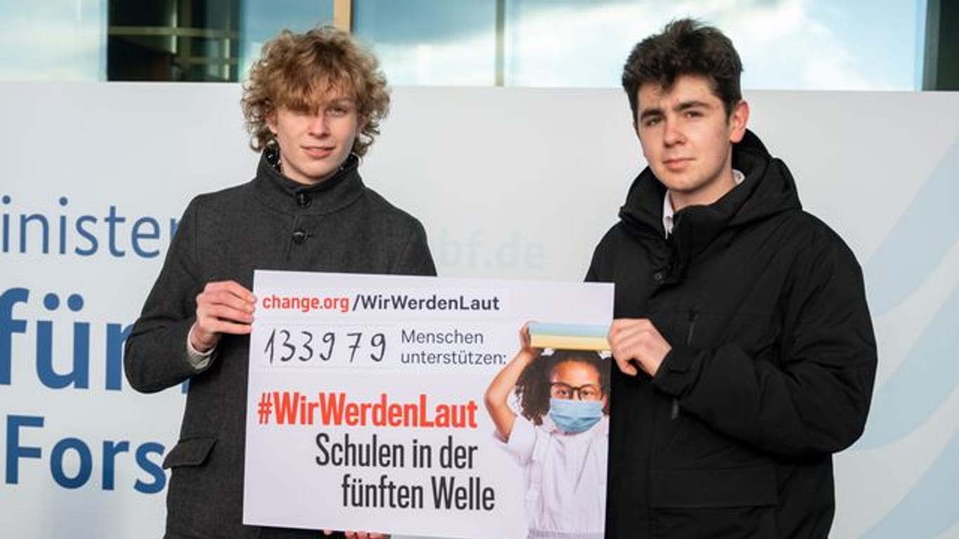 Petitionsübergabe von "#WirWerdenLaut"