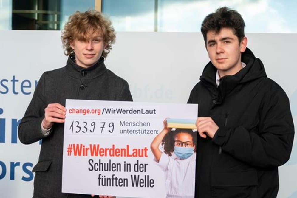 Petitionsübergabe von "#WirWerdenLaut"