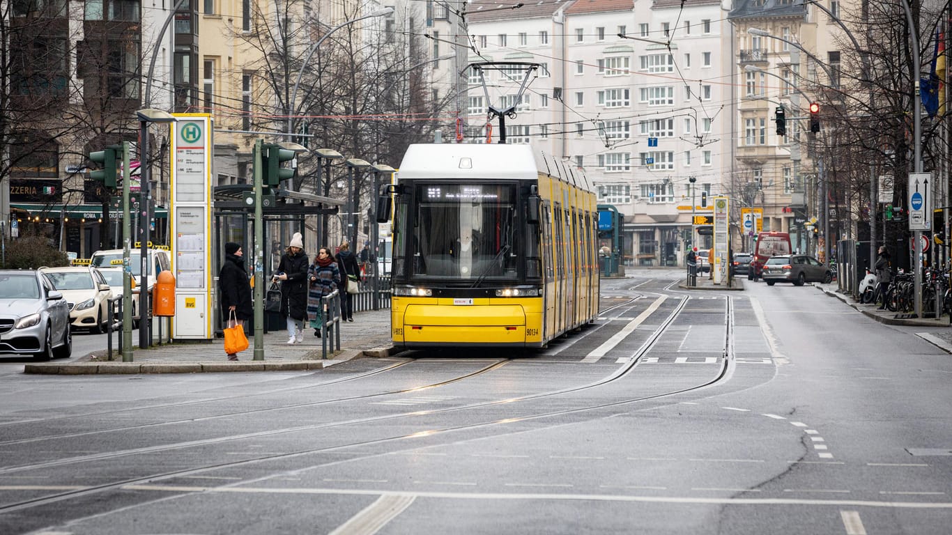 Tram in Berlin (Symbolbild): Schienen- und Straßenlärm können negative Auswirkungen auf die Stadtbewohner haben.