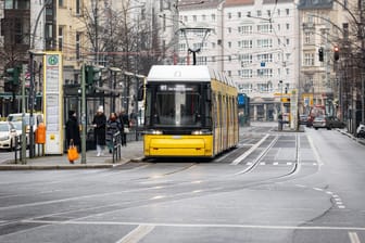 Tram in Berlin (Symbolbild): Schienen- und Straßenlärm können negative Auswirkungen auf die Stadtbewohner haben.