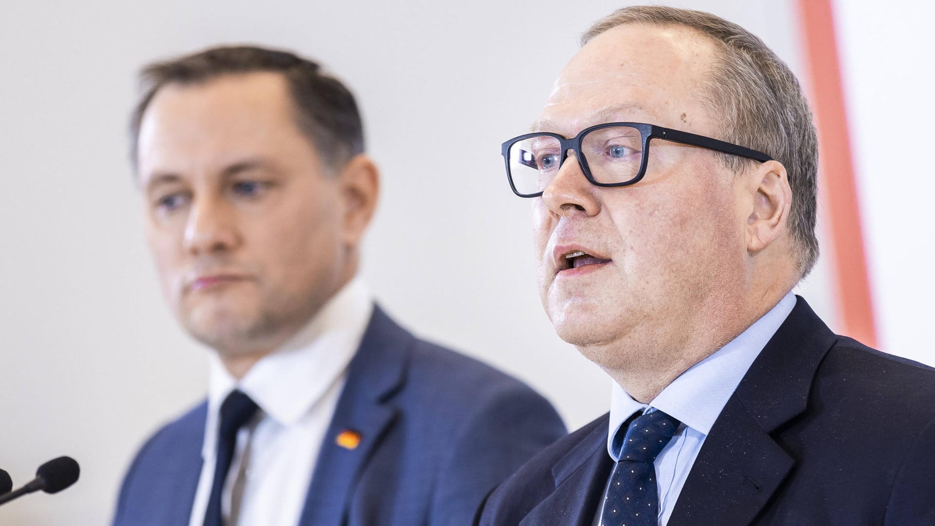 Max Otte (r.), hier mit AfD-Chef Tino Chrupalla: Die AfD präsentierte Otte überraschend als ihren Kandidaten für die Wahl zum Bundespräsidenten.