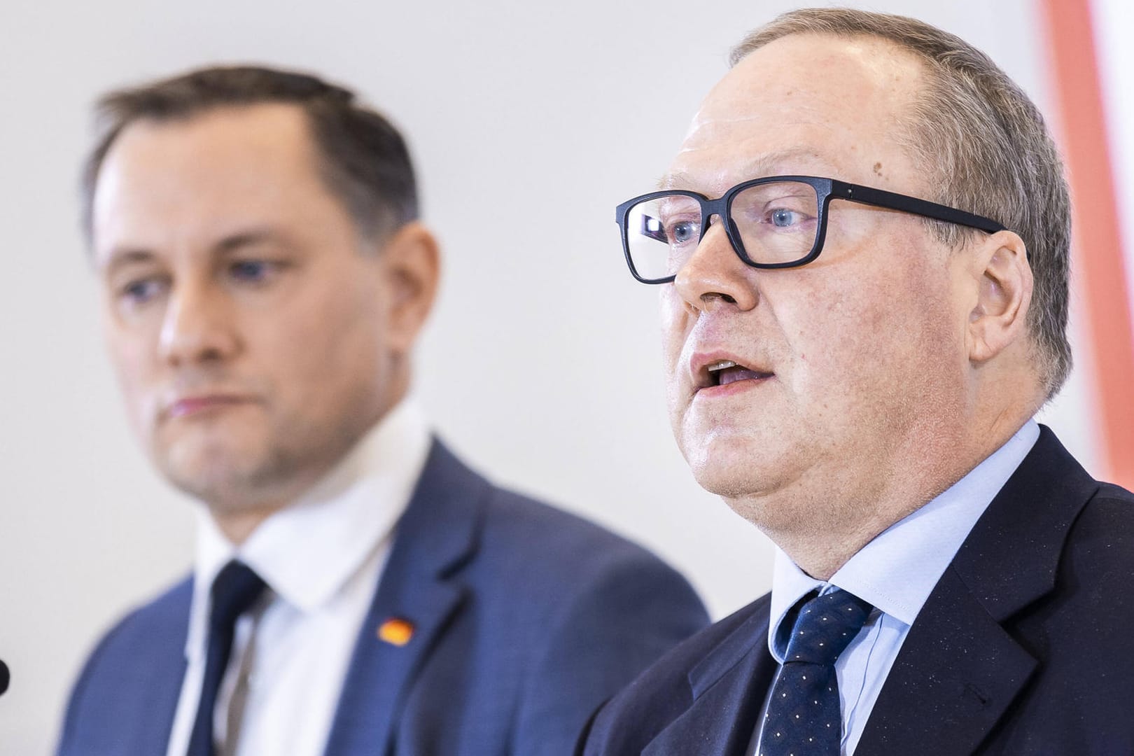 Max Otte (r.), hier mit AfD-Chef Tino Chrupalla: Die AfD präsentierte Otte überraschend als ihren Kandidaten für die Wahl zum Bundespräsidenten.