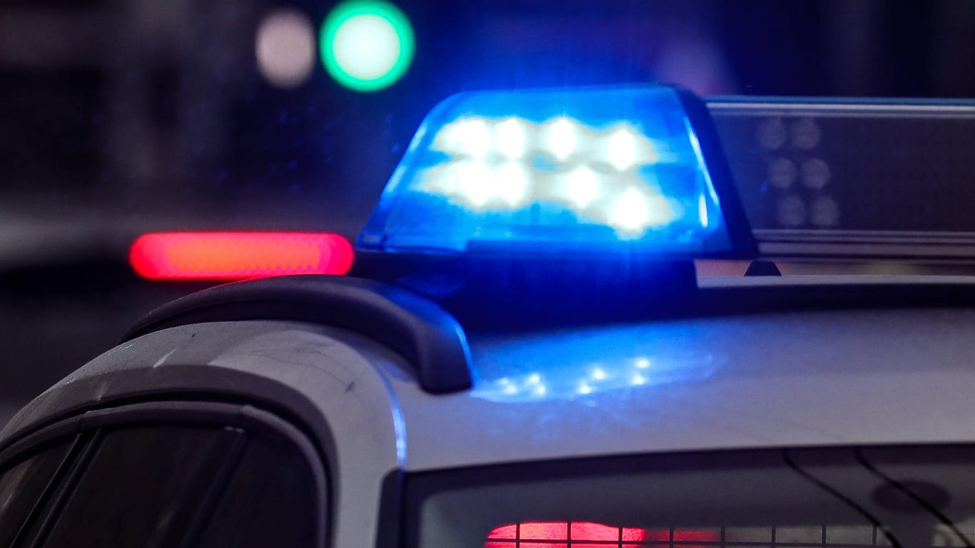 Ein Einsatzfahrzeug mit Blaulicht (Symbolbild): Die Polizei Hannover sucht nach Zeugen.