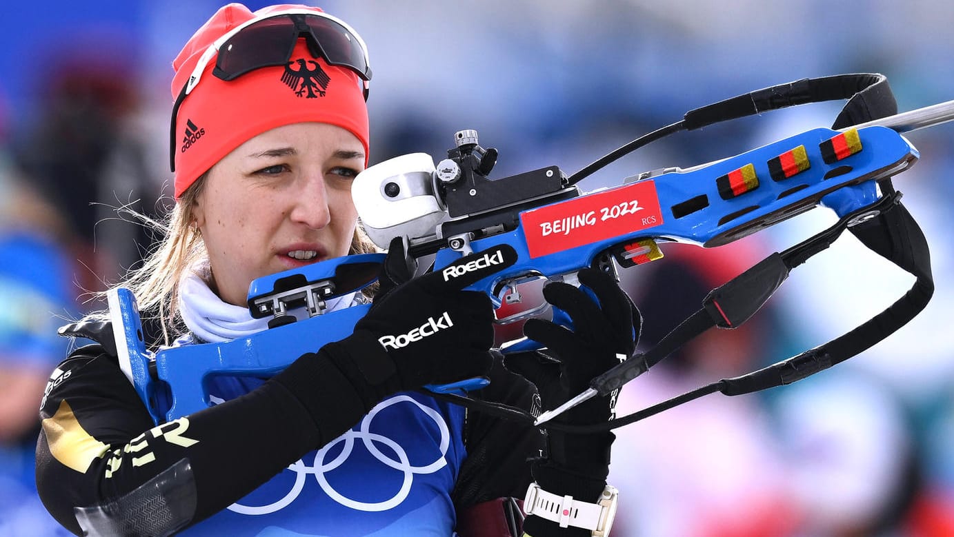 Franziska Preuß: Der Frust der Biathletin entlud sich nach dem schwachen Endergebnis im Sprint.