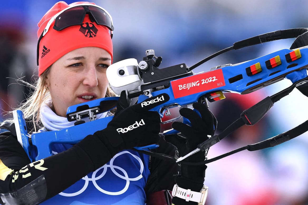 Franziska Preuß: Der Frust der Biathletin entlud sich nach dem schwachen Endergebnis im Sprint.