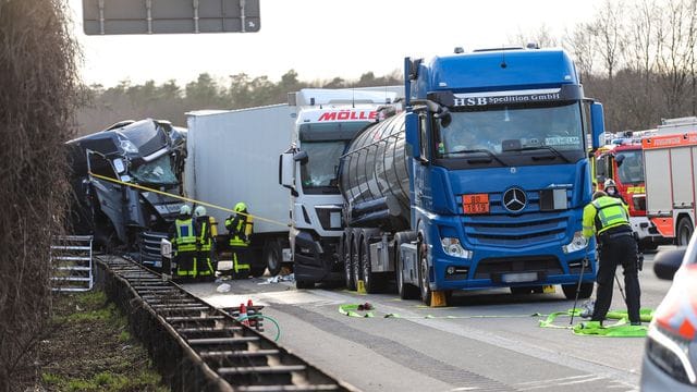 Ein Polizist macht Aufnahmen von einem verunglückten LKW: Die A1 wurde in Richtung Bremen für Stunden gesperrt.