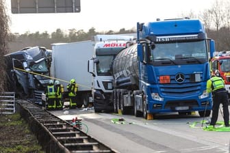 Ein Polizist macht Aufnahmen von einem verunglückten LKW: Die A1 wurde in Richtung Bremen für Stunden gesperrt.