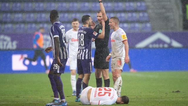 Schiedsrichter Florian Heft (M) zeigt Aues Soufiane Messeguem (2. Schiedsrichter Florian Heft (M) zeigt Aues Soufiane Messeguem (2.