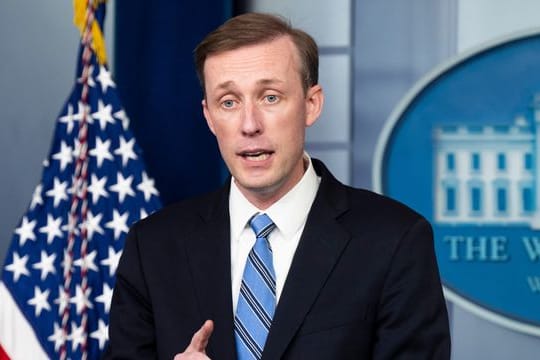 Der Nationale Sicherheitsberater der USA, Jake Sullivan, spricht während einer Pressekonferenz im Briefingraum des Weißen Hauses.