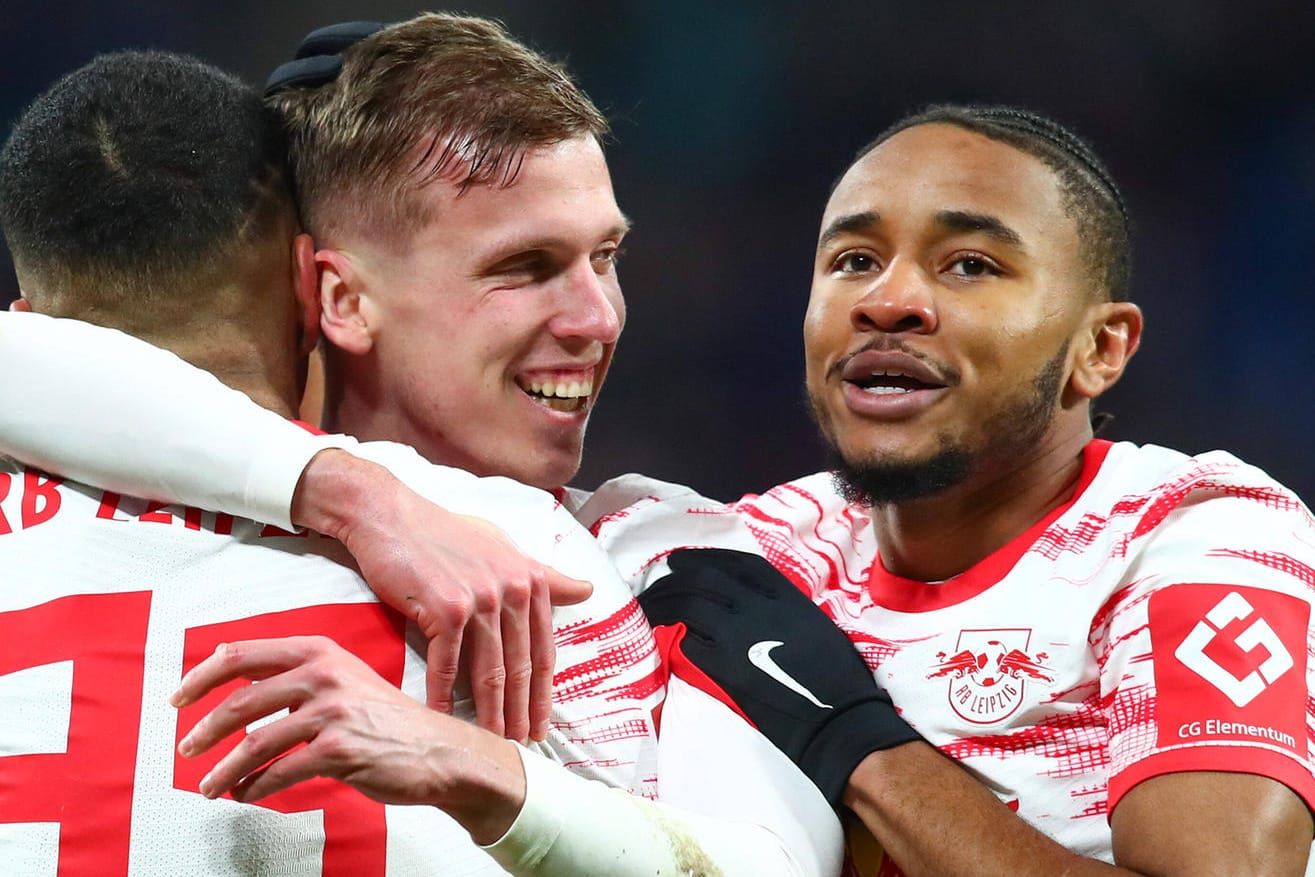 Christopher Nkunku und Dani Olmo (v.r.): Die beiden Leipziger Torschützen jubeln mit DFB-Nationalspieler Benjamin Henrichs.