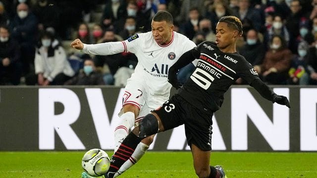 Rennes Warmed Omari (r) blockt einen Schuss von Paris Kylian Mbappe.